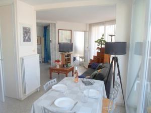 sala de estar con mesa y sofá en Appartement Balaruc-les-Bains, 2 pièces, 2 personnes - FR-1-503-49, en Balaruc-les-Bains