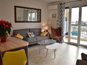een woonkamer met een bank en een tafel bij Appartement Balaruc-les-Bains, 3 pièces, 4 personnes - FR-1-503-141 in Balaruc-les-Bains