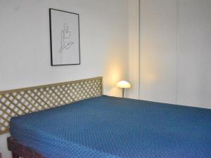 เตียงในห้องที่ Appartement Balaruc-les-Bains, 3 pièces, 4 personnes - FR-1-503-141
