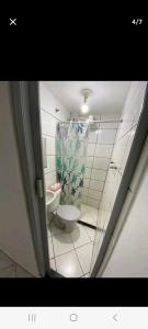 La salle de bains est pourvue de toilettes et d'un rideau de douche. dans l'établissement POUSADA PÉ NA AREIA, à Rio de Janeiro