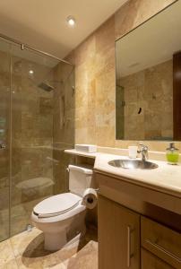y baño con aseo, lavabo y ducha. en Mi Casa # 4 En la Zona Mas Exclusiva de Polanco, en Ciudad de México