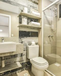 uma casa de banho com um WC, um lavatório e um chuveiro em Porto das Dunas Boutique Praia Hotel em Aquiraz
