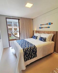 阿基拉斯的住宿－Porto das Dunas Boutique Praia Hotel，一间卧室设有一张大床和窗户
