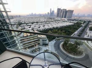 een uitzicht op de stad vanuit een gebouw bij Dubai World Central Budget Apartments in Dubai