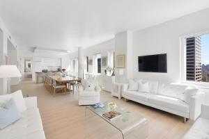紐約的住宿－Luxury 4 Bedroom Apartment near Times Square NYC，白色的客厅配有白色的沙发和桌子