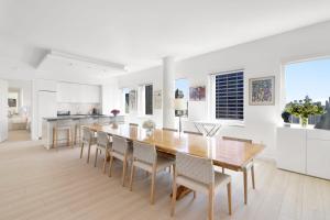 cocina y comedor con mesa de madera y sillas en Luxury 4 Bedroom Apartment near Times Square NYC en Nueva York