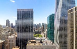 uma vista para o horizonte da cidade com edifícios altos em Luxury 4 Bedroom Apartment near Times Square NYC em Nova York