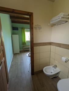 Torano NuovoにあるVilla Torriのバスルーム(トイレ、洗面台付)