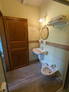 La salle de bains est pourvue d'un lavabo et de toilettes. dans l'établissement Villa Torri, à Torano Nuovo