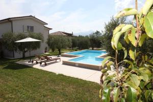 a backyard with a swimming pool and a house at Villa Torri in Torano Nuovo