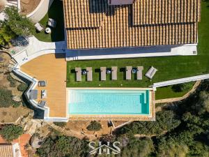 an overhead view of a swimming pool next to a building at Villa Belle View in Torre delle Stelle