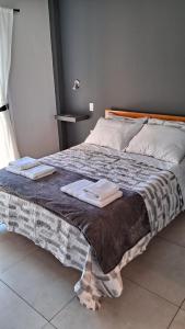 1 cama grande con 2 toallas encima en Libertador del Valle, en Rivadavia 5 fotos más