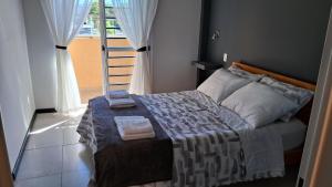 Un dormitorio con una cama con dos toallas encima. en Libertador del Valle, en Rivadavia