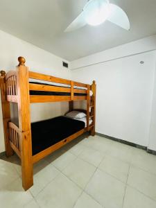 een slaapkamer met 2 stapelbedden in een kamer bij Casas de Corintia en playa Moreno isla Margarita in Pampatar
