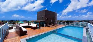 een balkon met een zwembad bovenop een gebouw bij Beach Way - Praia dos Carneiros in Praia dos Carneiros