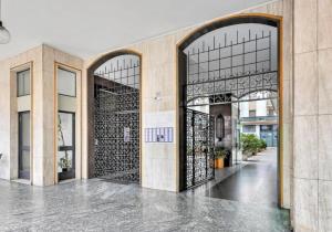 einen Eingang zu einem Gebäude mit zwei großen Glastüren in der Unterkunft Suite La Fenice in Bergamo