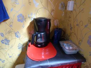 a red blender sitting on top of a counter at De Stadsgaten in Rouveen