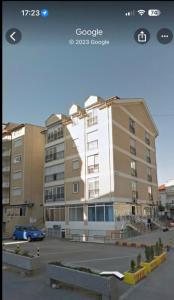 ein großes Apartmenthaus mit einem davor geparkt in der Unterkunft Apartmani 2 SS Ohrid in Ohrid