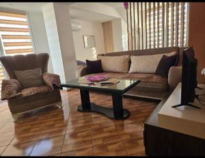 ein Wohnzimmer mit einem Sofa und einem Couchtisch in der Unterkunft Apartmani 2 SS Ohrid in Ohrid