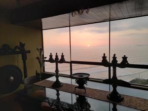 Una habitación con una gran ventana con vista al mar. en Black Shark Apartments, en Lima