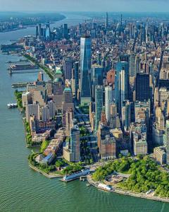 eine Luftansicht einer großen Stadt auf dem Wasser in der Unterkunft 2 Bedrooms LR Kit Bath and Backyard 2 stops to Manhattan in Long Island City