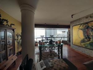 un soggiorno con tavolo e muro di mattoni di Black Shark Apartments a Lima