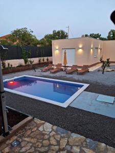 a swimming pool in the backyard of a house at Kuca za odmor Sweet Dreams in Bisko