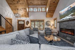 un salon avec un canapé et une cheminée dans l'établissement West Oak - hot tub, boat slip, outdoor fireplace, à Oakland