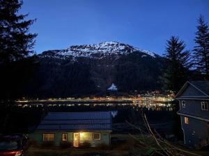 góra w oddali z domem i jeziorem w obiekcie Updated Douglas Apartment, Near Downtown and Skiing w mieście Juneau