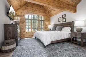 une chambre avec un lit et un plafond en bois dans l'établissement West Oak - hot tub, boat slip, outdoor fireplace, à Oakland