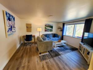 salon z niebieską kanapą i stołem w obiekcie Updated Douglas Apartment, Near Downtown and Skiing w mieście Juneau
