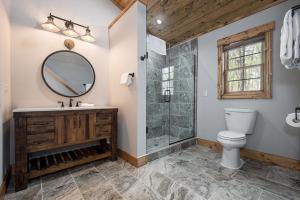 une salle de bain avec douche, lavabo et toilettes dans l'établissement West Oak - hot tub, boat slip, outdoor fireplace, à Oakland 28 autres photos