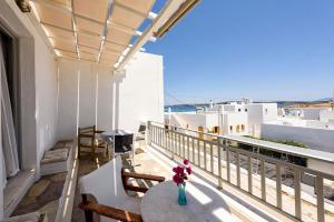 balcón con mesa, sillas y vistas al océano en Zanneta's House, en Naousa