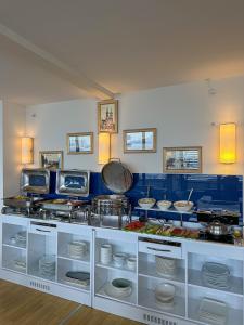 Luxury Batumi Hotel tesisinde mutfak veya mini mutfak