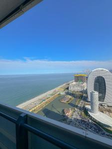 een uitzicht op de oceaan vanaf de top van een gebouw bij Luxury Batumi Hotel in Batoemi