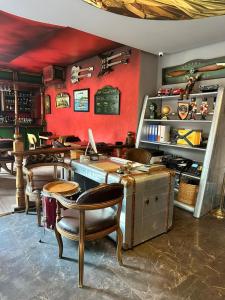 un bar con paredes rojas, mesa y sillas en Upper House Hotel, en Kas