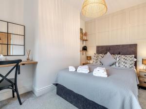 een slaapkamer met een bed, een bureau en een stoel bij 2 Bed in York 94487 in York
