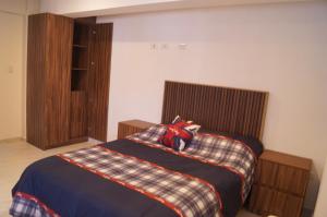 1 dormitorio con 1 cama con manta a cuadros en Depto, Centro Expositor, Jacuzzi, 2 habitaciones, Excelente vista a la ciudad de Puebla, en Puebla