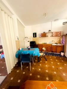eine Küche mit einem blauen Tisch in der Mitte eines Zimmers in der Unterkunft Stay with Adem in Skopje