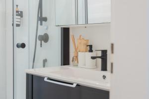 Et badeværelse på Modernes Apartment 4 Personen Zentral 56qm WLAN gehobene Ausstattung + 16 billeder