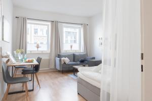 ein Wohnzimmer mit einem Sofa und einem Tisch in der Unterkunft Modernes Apartment 4 Personen Zentral 56qm WLAN gehobene Ausstattung in Hannover