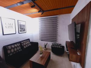 a living room with a couch and a table at Casa Portal in Cali