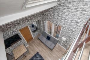 uma vista superior de uma sala de estar com uma parede de tijolos em Darlington Luxury Penthouse em Darlington