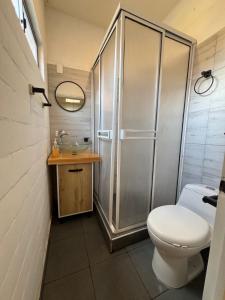 La salle de bains est pourvue d'une douche, de toilettes et d'un lavabo. dans l'établissement Casa amoblada lista para estrenar, à Cali