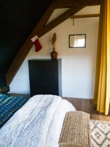 ein Schlafzimmer mit einem weißen Bett mit einem schwarzen Kopfteil in der Unterkunft Gite traditionnel chez Léon Éguisheim in Eguisheim