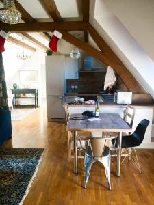 eine Küche und ein Esszimmer mit einem Tisch und Stühlen in der Unterkunft Gite traditionnel chez Léon Éguisheim in Eguisheim