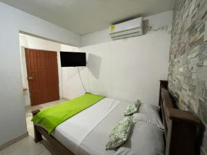 Un pat sau paturi într-o cameră la APARTAHOTEL BACANO LOFT