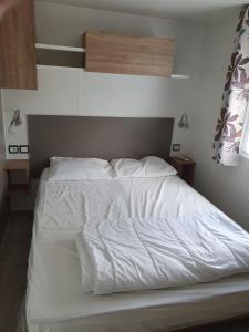 Łóżko lub łóżka w pokoju w obiekcie Domaine de dugny