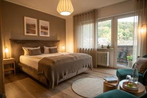 達恩的住宿－Landgasthaus & Hotel zur Krone，一间卧室设有一张床和一间客厅。