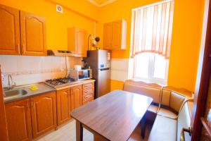 Η κουζίνα ή μικρή κουζίνα στο Квартира посуточно Талдыкорган